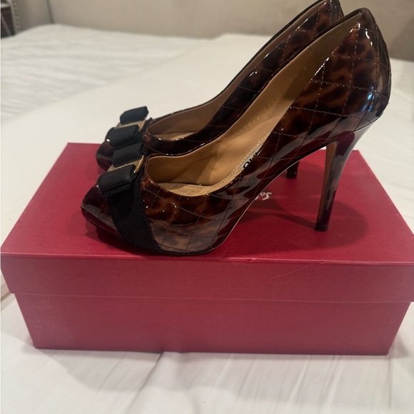 Salvatore Ferragamo quilted tortoise patent peep toe pumps. Size 7.5 - Picture 1 of 7